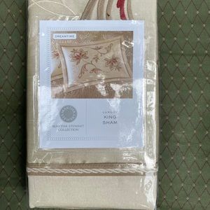 Pair Martha Stewart King Pillow Shams.